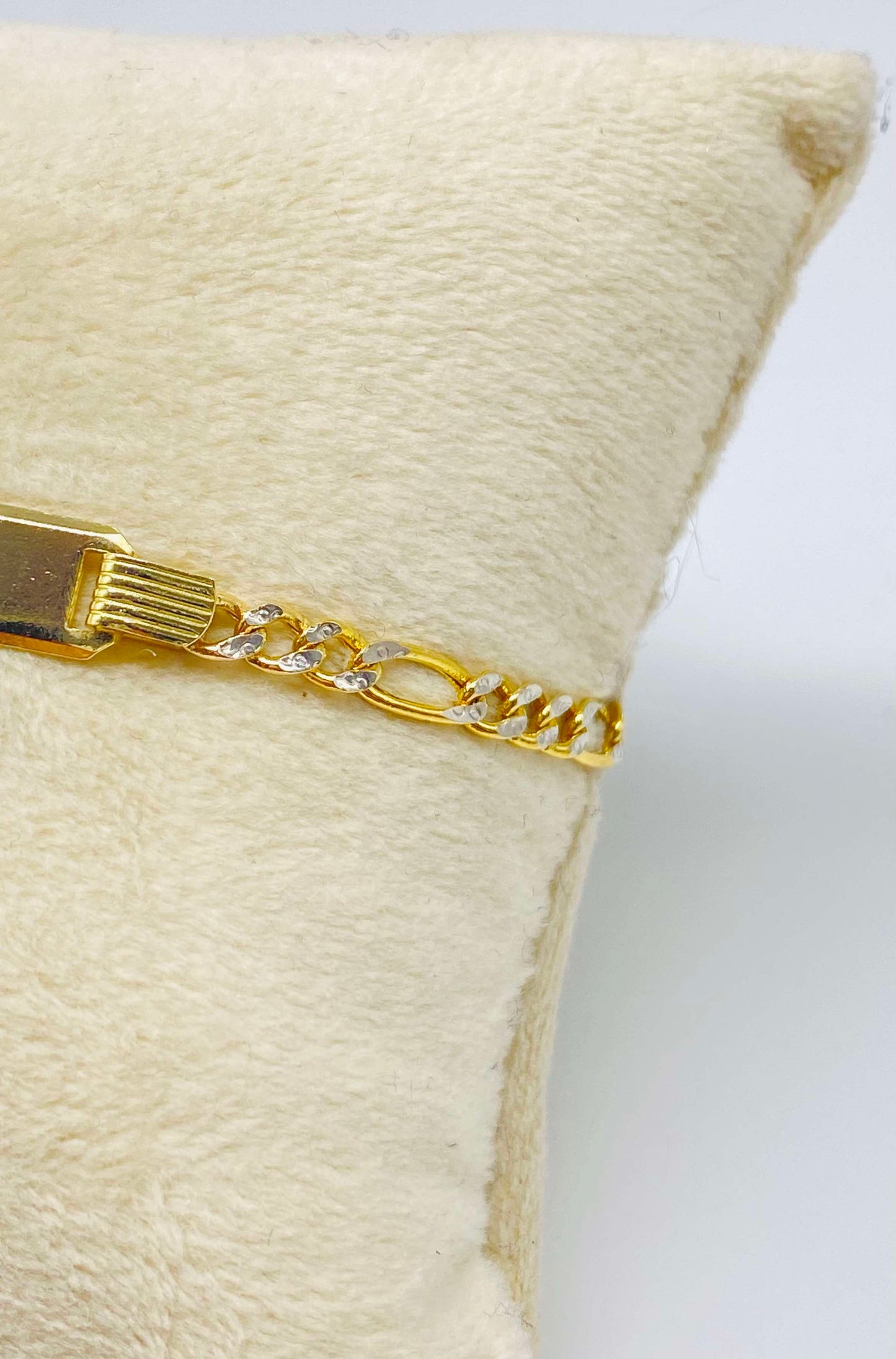 Gold Figaro Plate Paved Bracelet - Pulsera Figaro De Oro Adiamantadas
