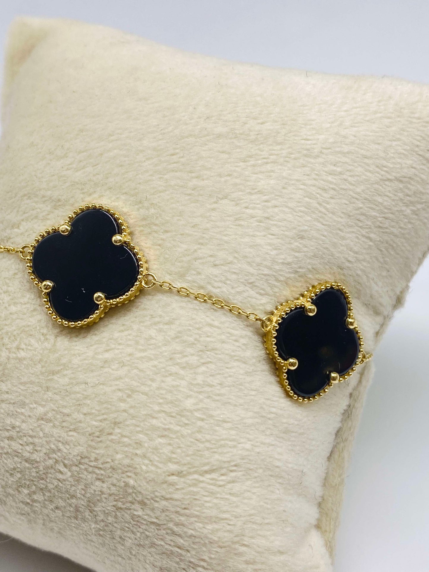 Gold Black Clover Bracelet - Pulsera De Oro De Trebol Negro