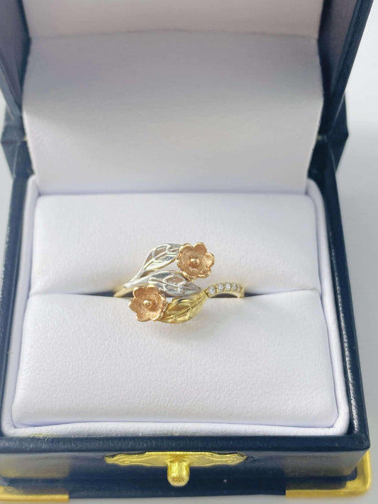Gold Three Gold Flowers Ring  - Anillo De Tres Oros De Flores
