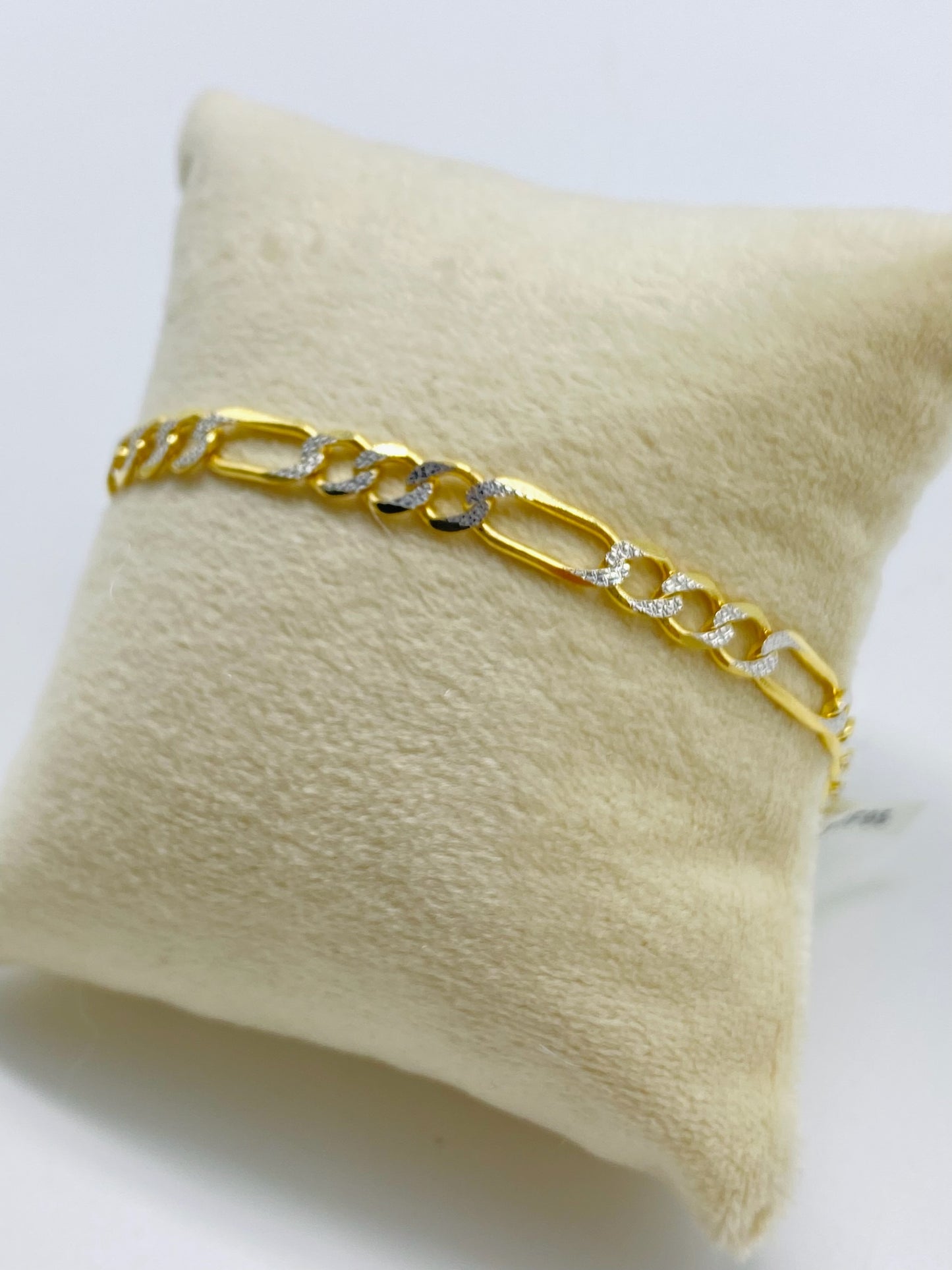 Gold Figaro Pave Style Bracelet - Pulsera De Oro Estilo Figaro Adiamantada