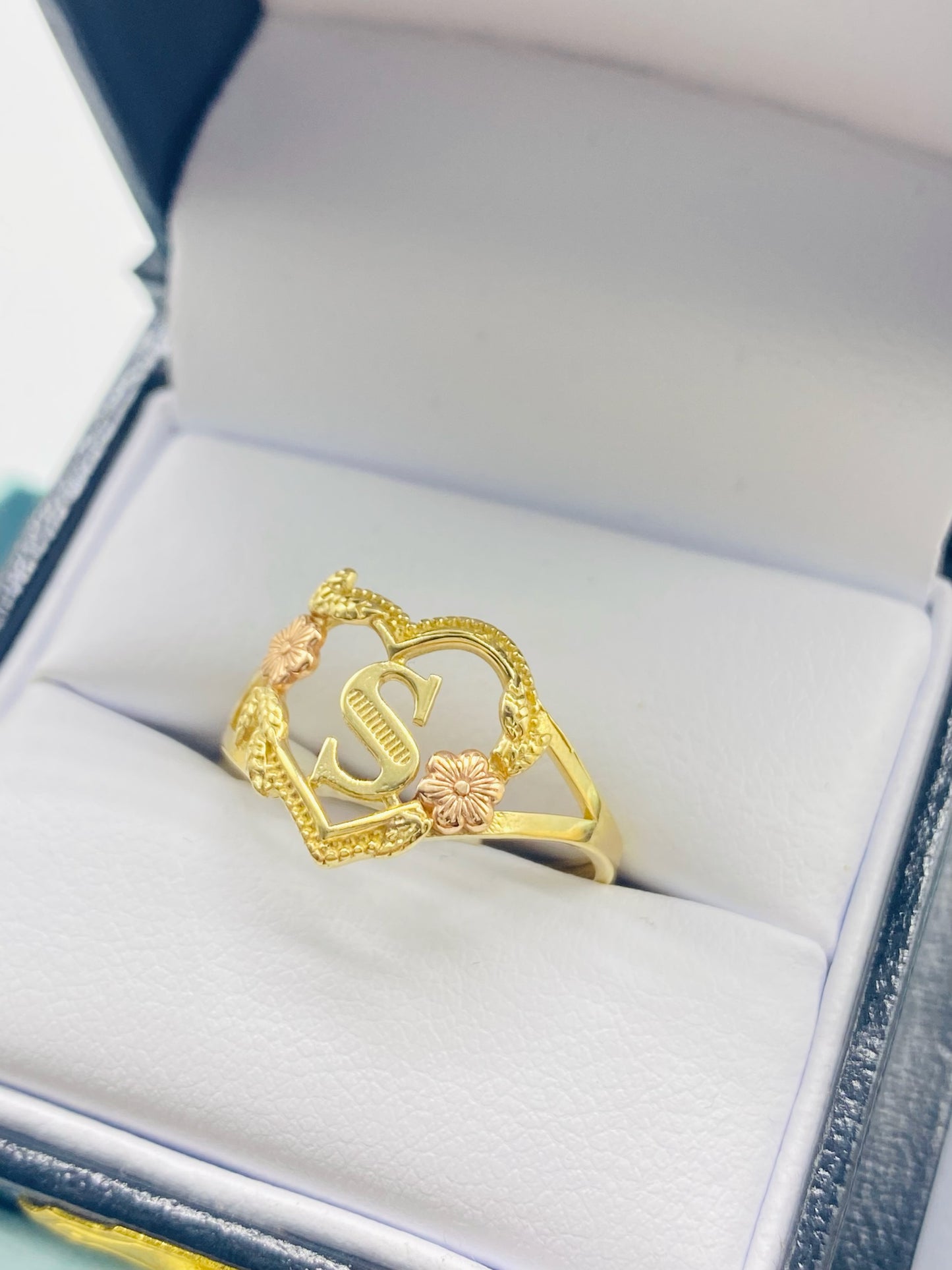 Gold Heart With Letter S Flower Ring - Anillo De Oro De Corazon Con Flores Y Letra S