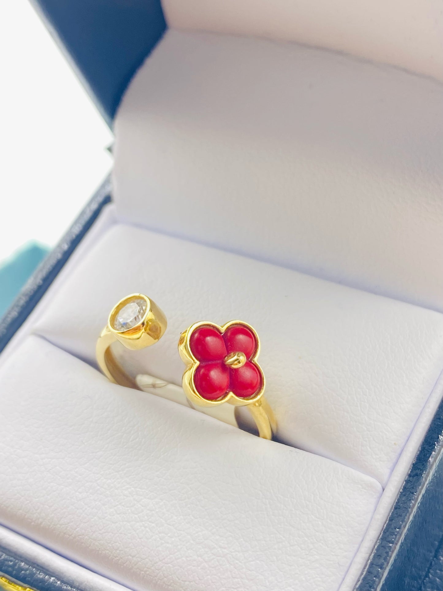 Gold Red Flower With White Diamond Ring Cz Zirconia - Anillo De Oro De Flor Roja Con Diamantes Blancos Cz Zirconia